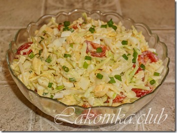 салат из капусты с  сыром и помидорами