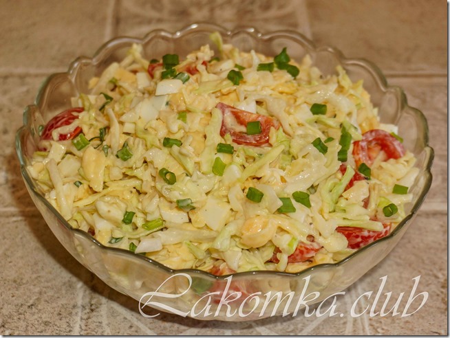 салат из капусты с  сыром и помидорами